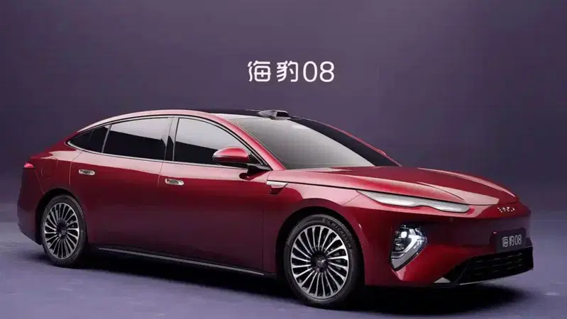BYD Seal 08: la plug-in hybrid con 300 km in elettrico che sfida le auto elettriche