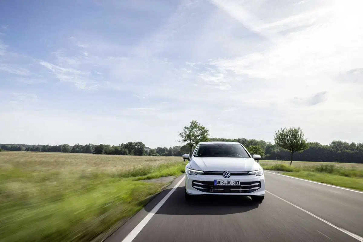 Volkswagen Golf in offerta ad aprile 2026: la Edition Plus parte da 27.900 euro con incentivi fino a 6.000 euro (4)