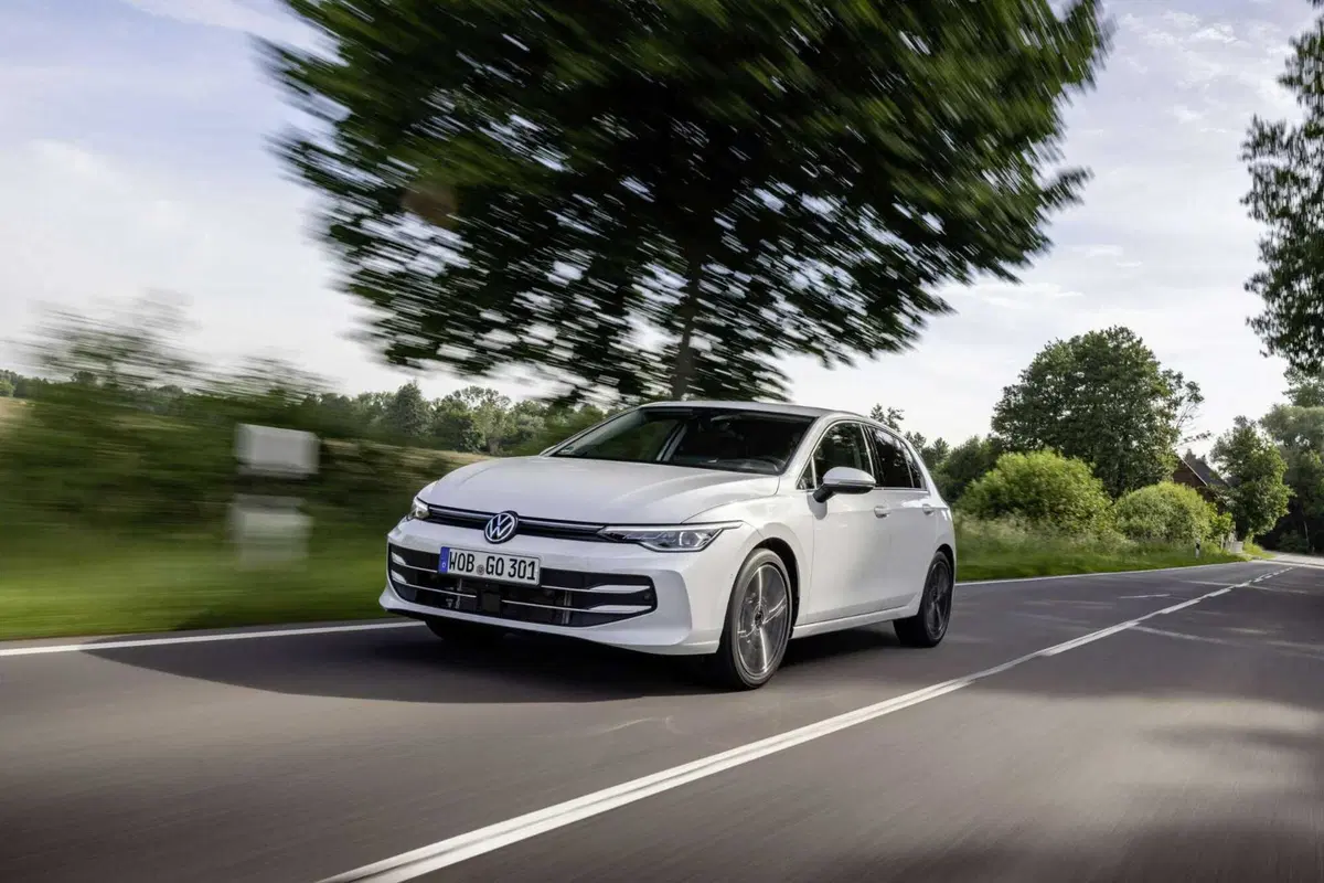Volkswagen Golf in offerta ad aprile 2026: la Edition Plus parte da 27.900 euro con incentivi fino a 6.000 euro (5)
