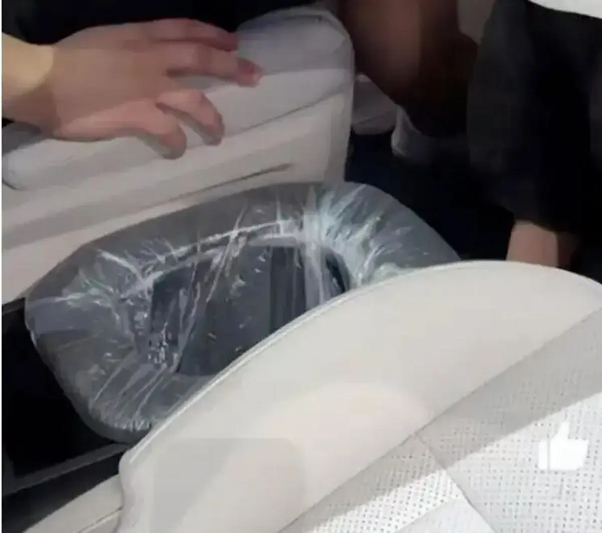 Seres brevetta il WC nascosto in auto: la toilette a scomparsa sotto il sedile che fa sorridere  (3)