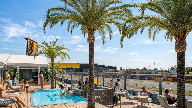 Basta fango, ora il GP si guarda dal bar in piscina: anche Mansell cede al glamour della nuova Silverstone