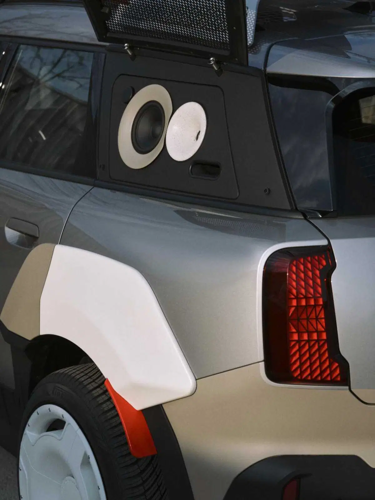 MINI Countryman diventa un palco itinerante: due one-off firmate Vagabund trasformano il SUV in un festival su ruote (24)