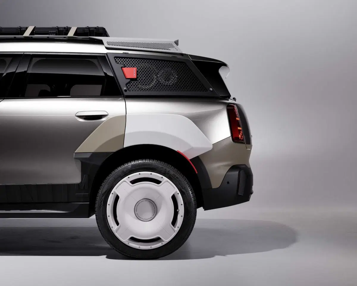 MINI Countryman diventa un palco itinerante: due one-off firmate Vagabund trasformano il SUV in un festival su ruote (41)