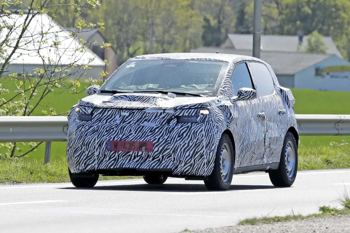 Dacia prepara la sua elettrica low cost: arriverà nel 2026 e potrebbe costare meno della Renault Twingo [Foto Spia] (2)