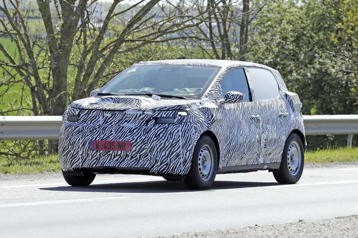 Dacia prepara la sua elettrica low cost: arriverà nel 2026 e potrebbe costare meno della Renault Twingo [Foto Spia] (3)