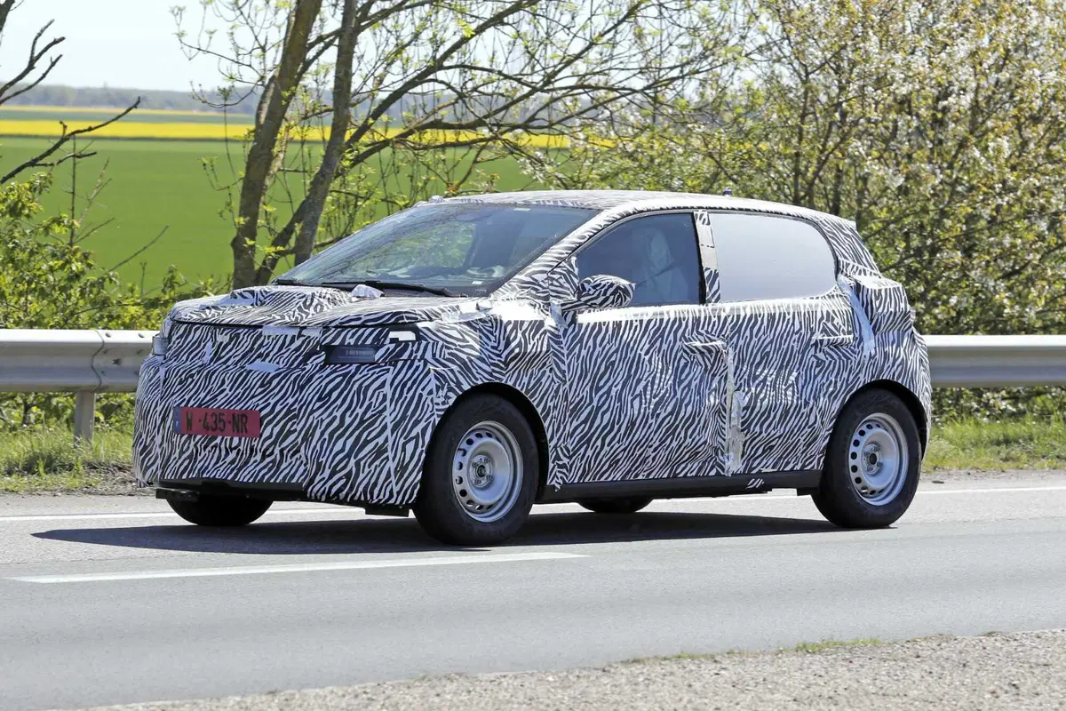 Dacia prepara la sua elettrica low cost: arriverà nel 2026 e potrebbe costare meno della Renault Twingo [Foto Spia] (5)