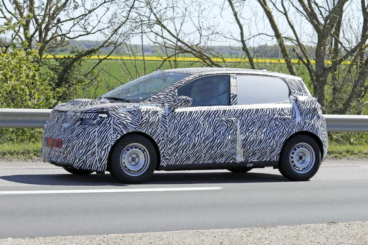 Dacia prepara la sua elettrica low cost: arriverà nel 2026 e potrebbe costare meno della Renault Twingo [Foto Spia] (6)
