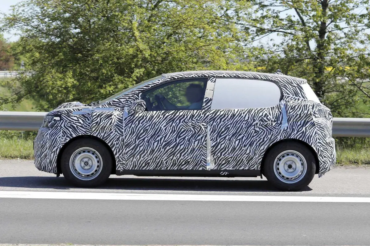 Dacia prepara la sua elettrica low cost: arriverà nel 2026 e potrebbe costare meno della Renault Twingo [Foto Spia] (7)