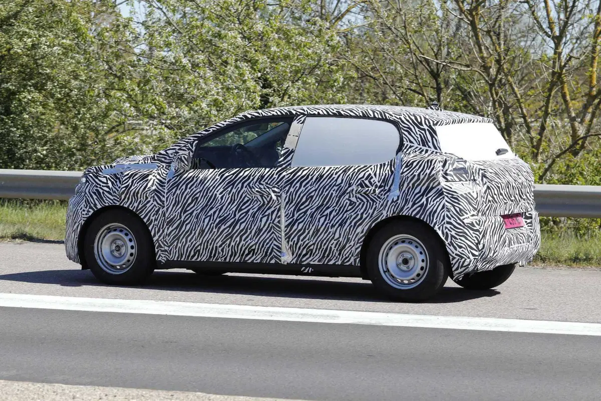 Dacia prepara la sua elettrica low cost: arriverà nel 2026 e potrebbe costare meno della Renault Twingo [Foto Spia] (8)