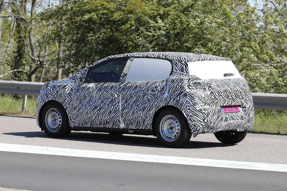 Dacia prepara la sua elettrica low cost: arriverà nel 2026 e potrebbe costare meno della Renault Twingo [Foto Spia] (9)