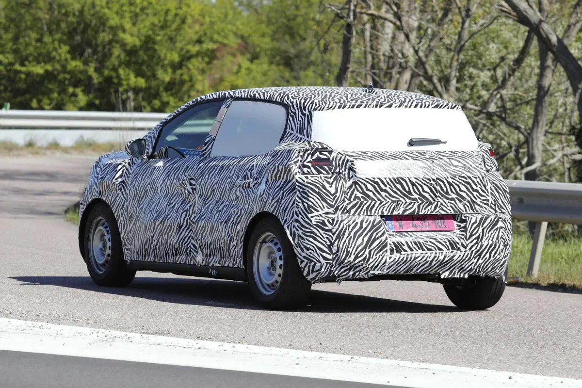 Dacia prepara la sua elettrica low cost: arriverà nel 2026 e potrebbe costare meno della Renault Twingo [Foto Spia] (10)
