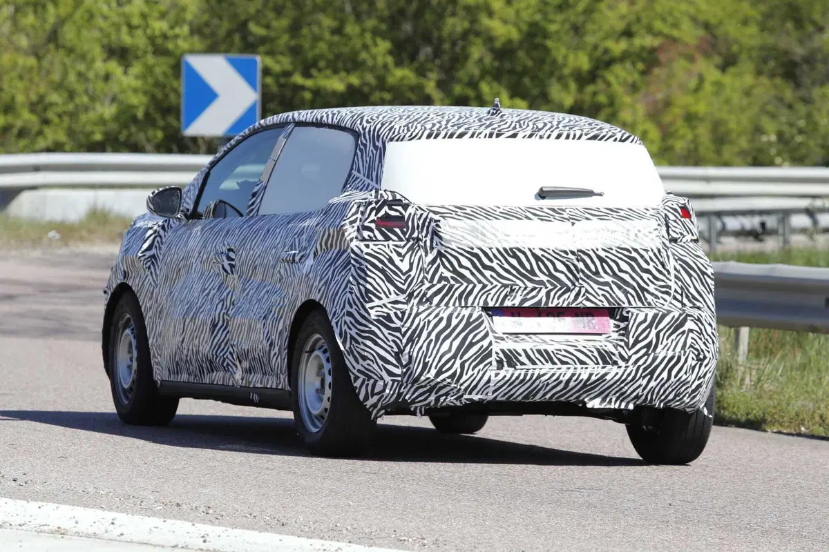 Dacia prepara la sua elettrica low cost: arriverà nel 2026 e potrebbe costare meno della Renault Twingo [Foto Spia] (11)
