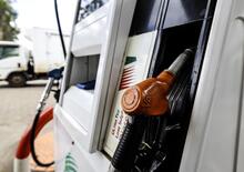 Prezzi benzina e diesel oggi: continua il calo ma resta l’incognita di maggio