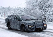 Ferrari non sceglie: Elkann conferma la strategia tra termico, ibrido ed elettrico.