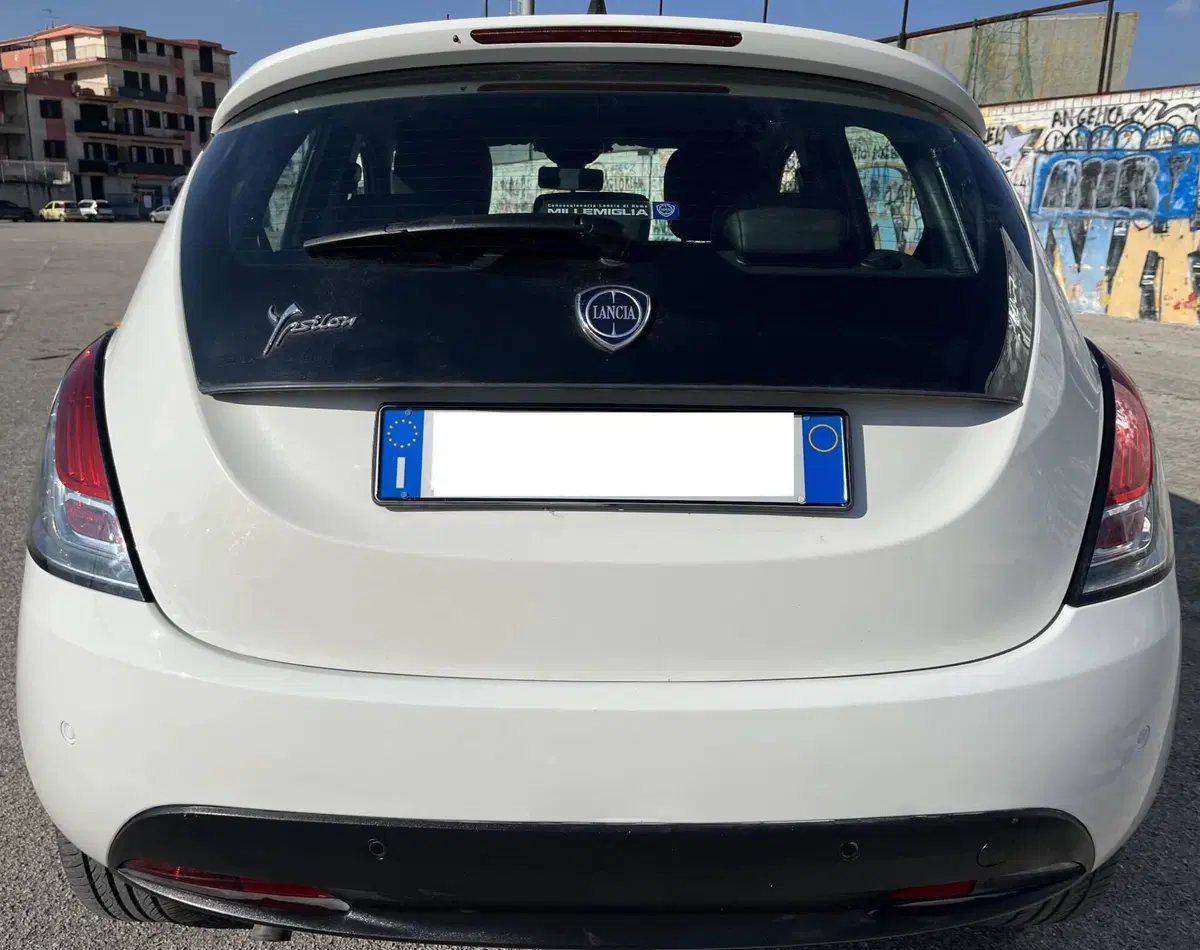 Lancia Ypsilon usata a Caserta (11)
