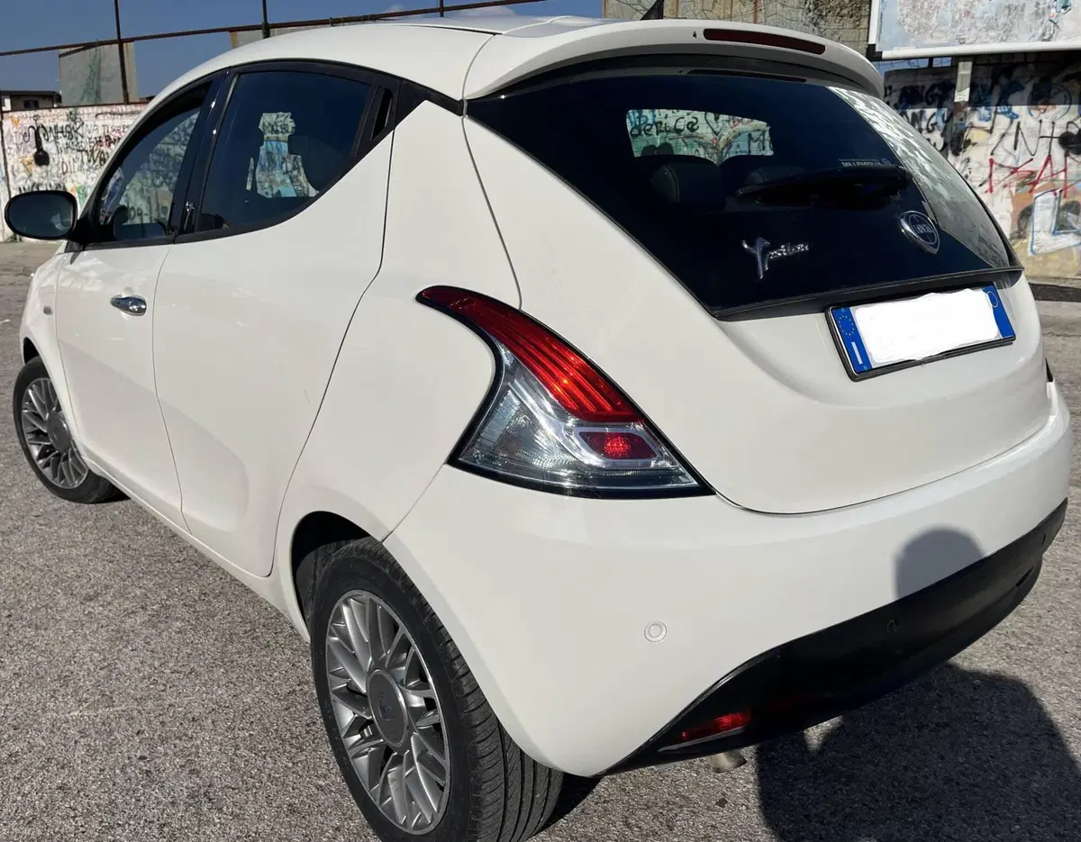 Lancia Ypsilon usata a Caserta (7)