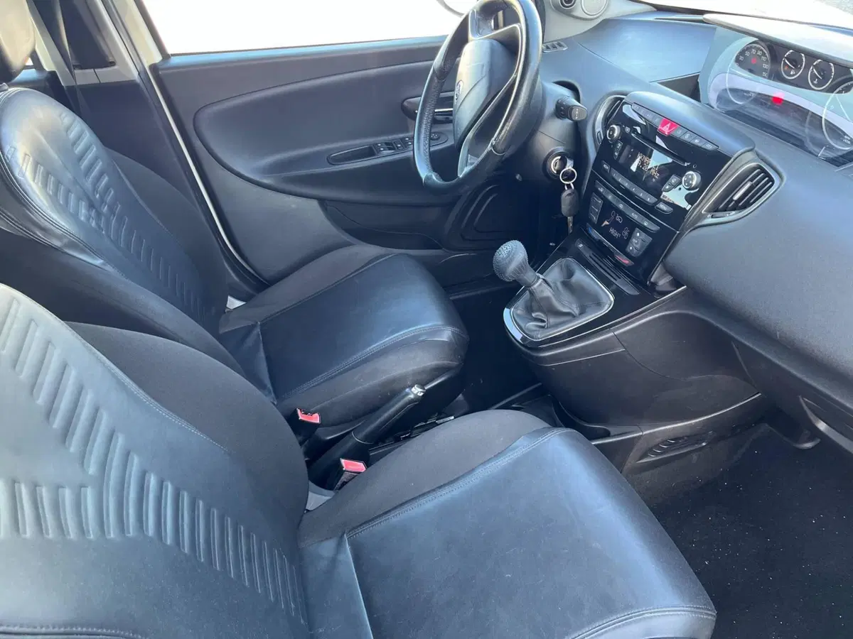 Lancia Ypsilon usata a Caserta (2)