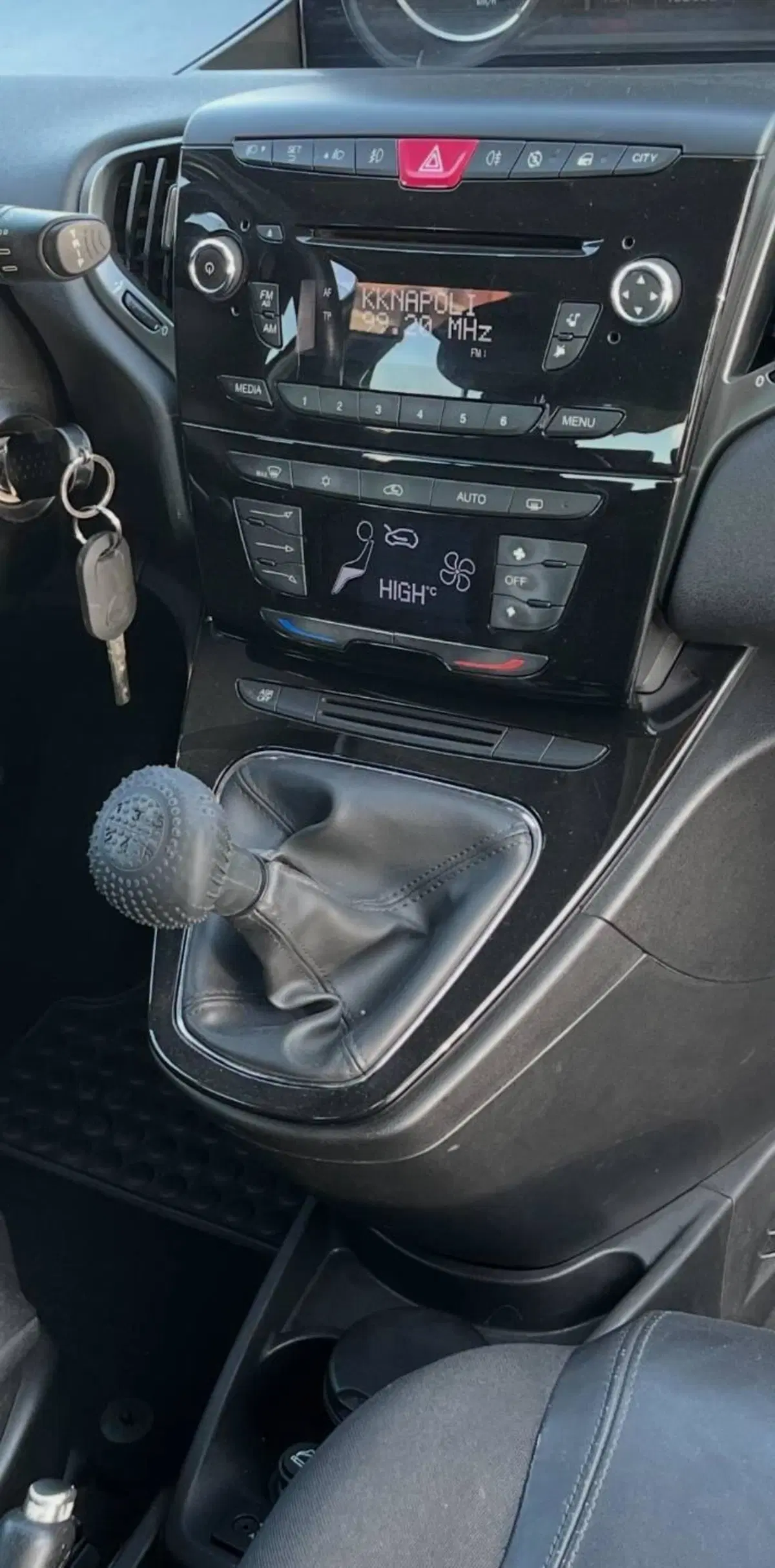 Lancia Ypsilon usata a Caserta (15)