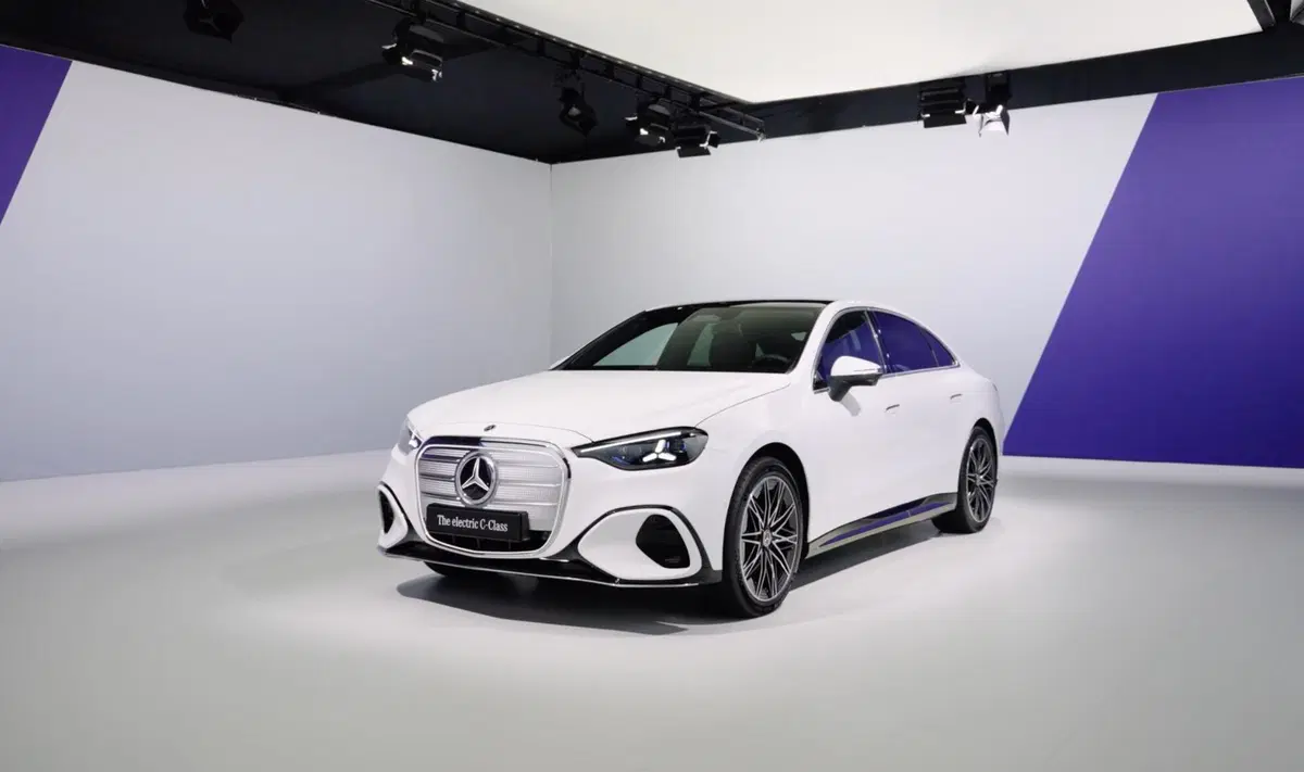 Mercedes Classe C elettrica, eccola: 760 km di autonomia e una calandra che fa impazzire i nostalgici (VIDEO)