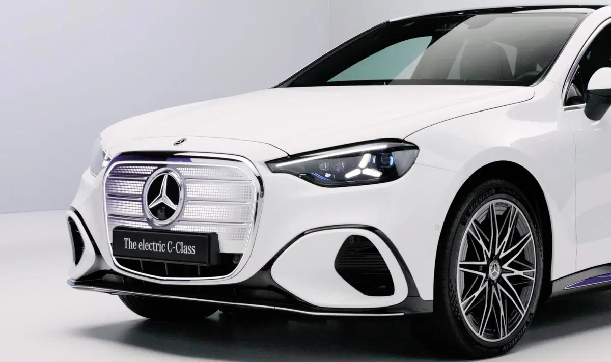 Mercedes Classe C elettrica, eccola: 760 km di autonomia e una calandra che fa impazzire i nostalgici (VIDEO) (2)