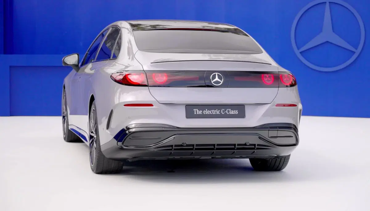 Mercedes Classe C elettrica, eccola: 760 km di autonomia e una calandra che fa impazzire i nostalgici (VIDEO) (3)