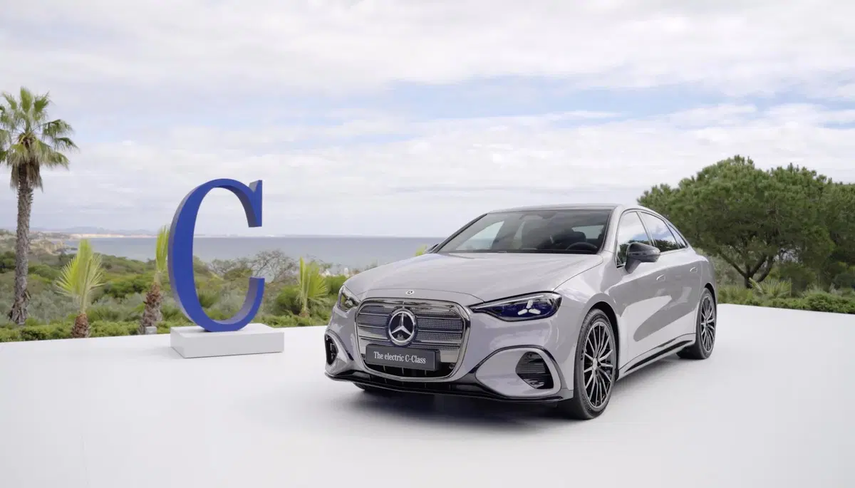 Mercedes Classe C elettrica, eccola: 760 km di autonomia e una calandra che fa impazzire i nostalgici (VIDEO)