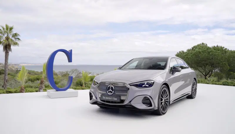Mercedes Classe C elettrica, eccola: 760 km di autonomia e una calandra che fa impazzire i nostalgici (VIDEO)
