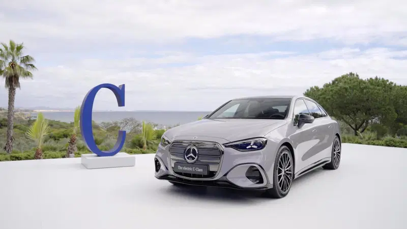 Mercedes Classe C elettrica, eccola: 760 km di autonomia e una calandra che fa impazzire i nostalgici (VIDEO)