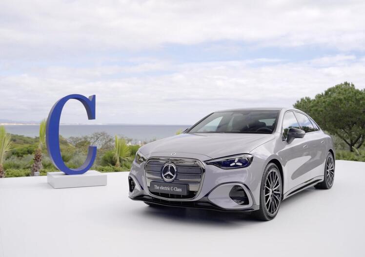 Mercedes Classe C elettrica, eccola: 760 km di autonomia e una calandra che fa impazzire i nostalgici (VIDEO)