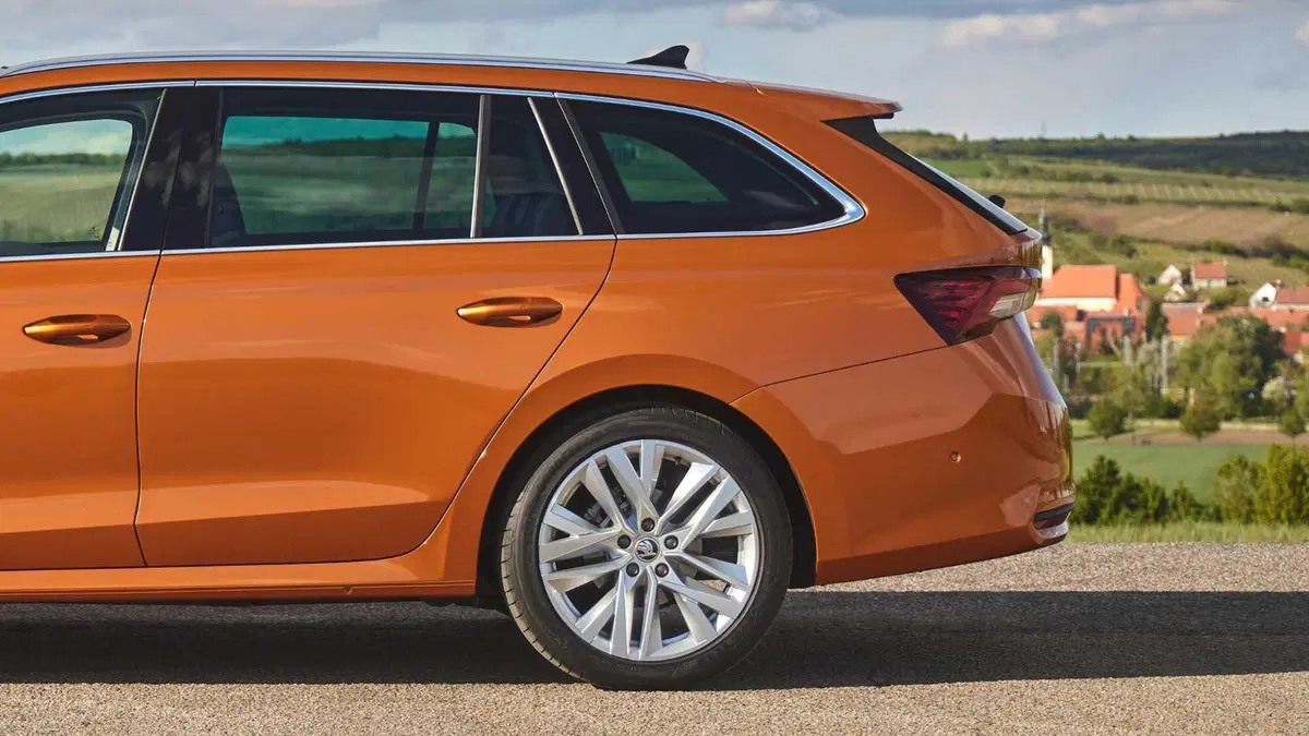 Skoda Octavia Station Wagon 2.0 TDI EVO SCR 200 CV DSG Wagon RS (13)