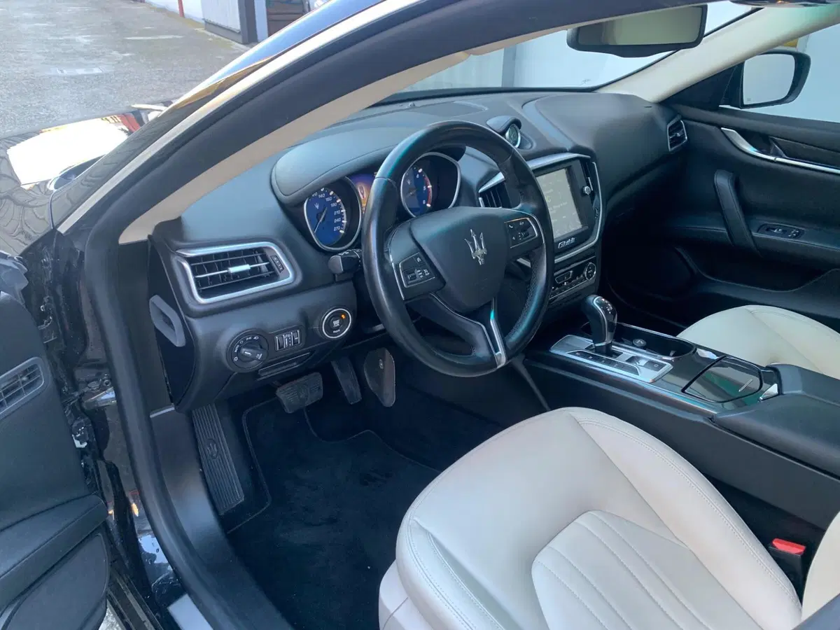 Maserati Ghibli usata a Milano (18)