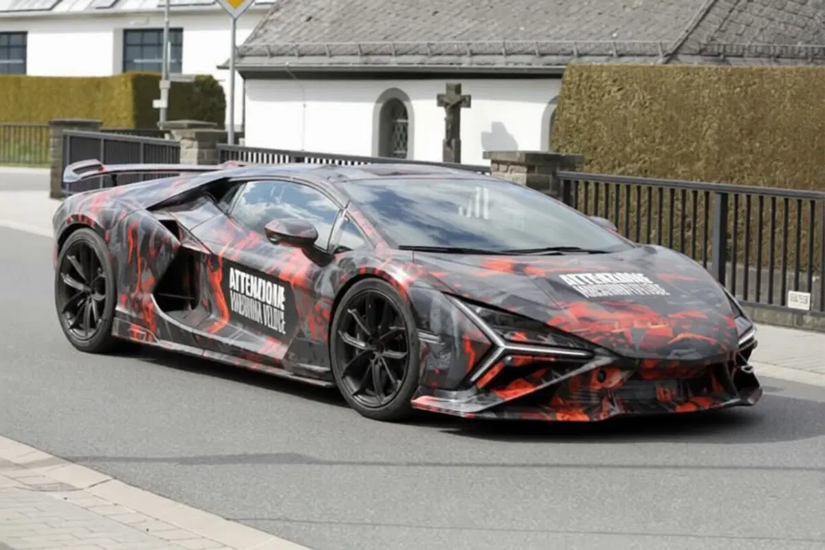 Lamborghini Revuelto SV, la bestia da oltre 1.100 CV è già in pista: le foto spia