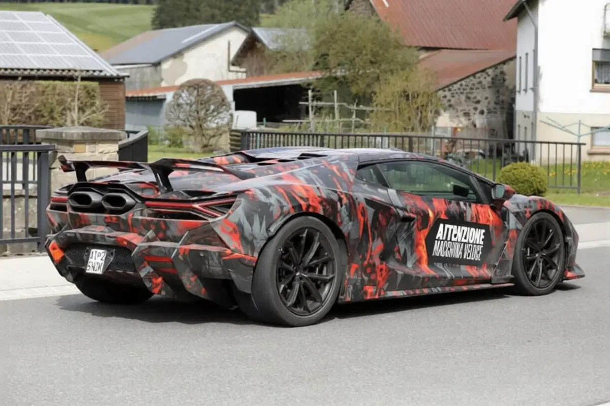 Lamborghini Revuelto SV, la bestia da oltre 1.100 CV è già in pista: le foto spia (2)