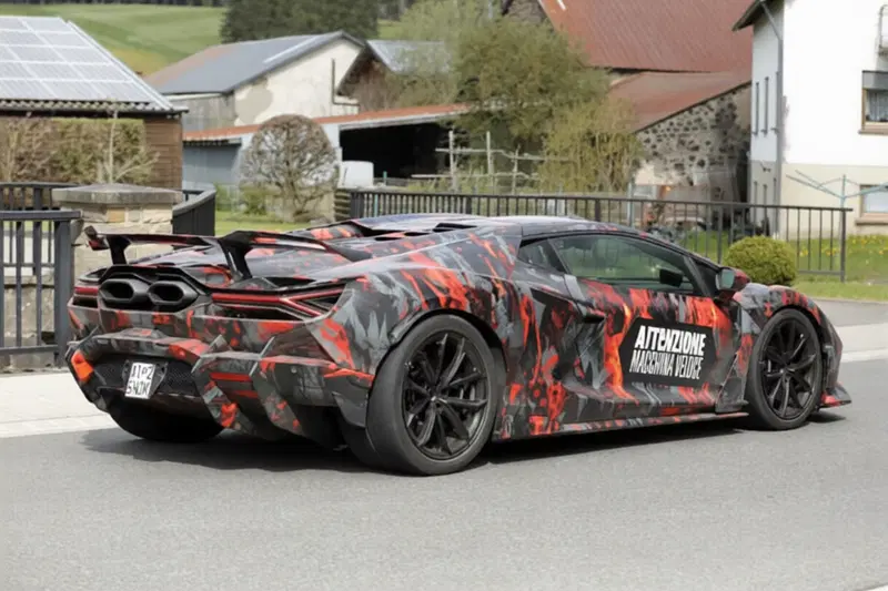 Lamborghini Revuelto SV