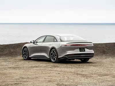 Lucid Motors perde miliardi ma paga il nuovo CEO milioni: cosa sta succedendo alla startup dell&rsquo;auto elettrica