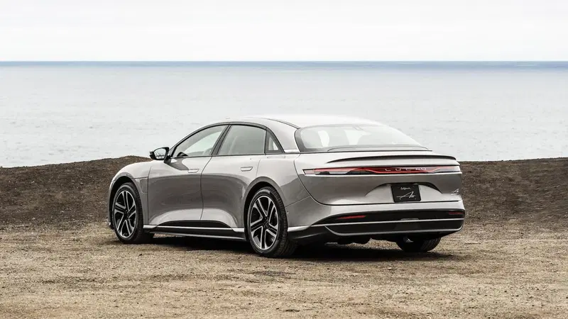 Lucid Motors perde miliardi ma paga il nuovo CEO milioni: cosa sta succedendo alla startup dell&rsquo;auto elettrica