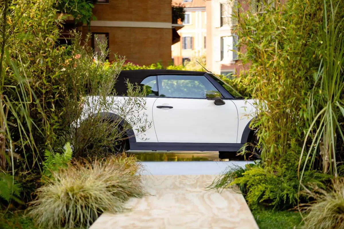 MINI Paul Smith Edition debutta al Salone del Mobile 2026: viaggio sensoriale a Palazzo Borromeo d'Adda