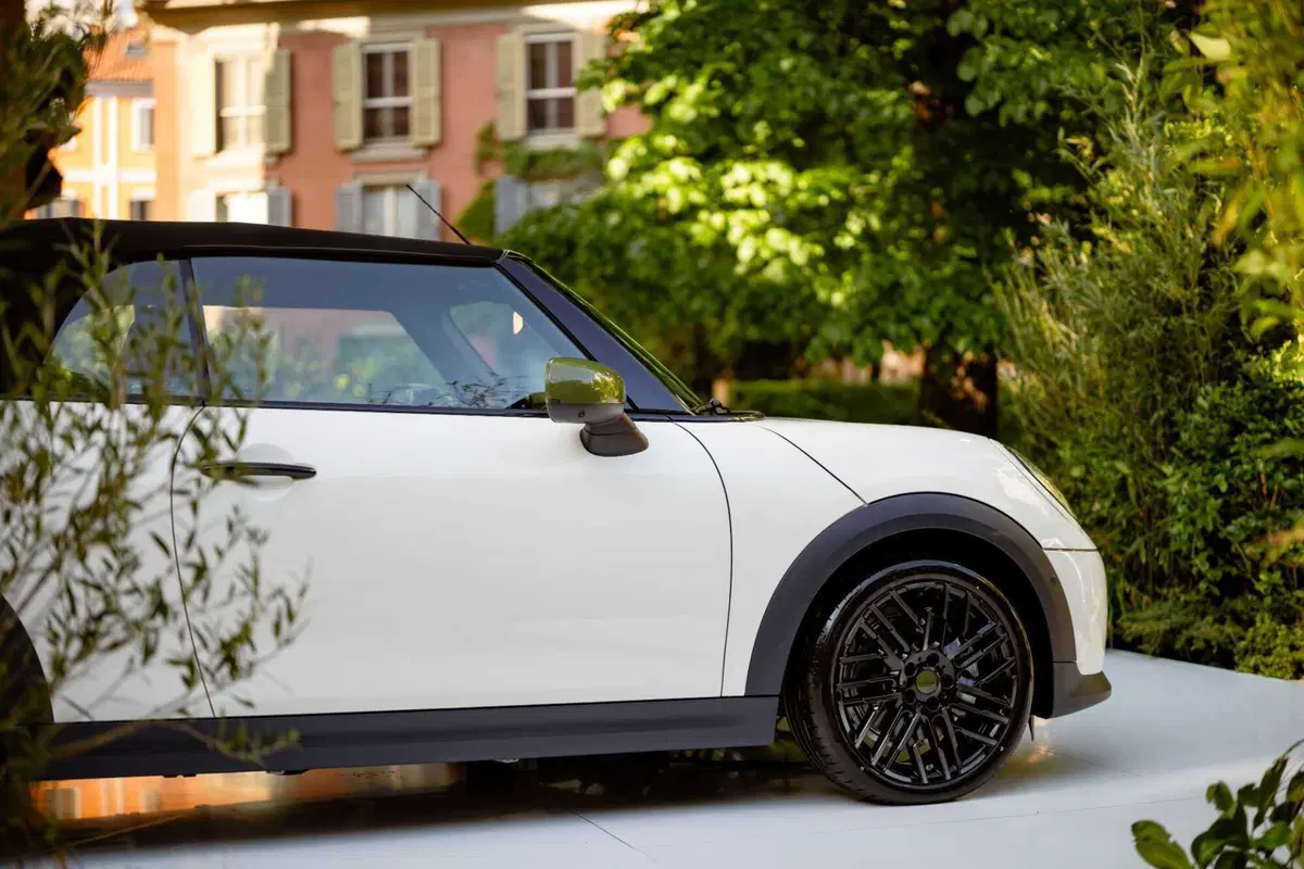 MINI Paul Smith Edition debutta al Salone del Mobile 2026: viaggio sensoriale a Palazzo Borromeo d'Adda (5)