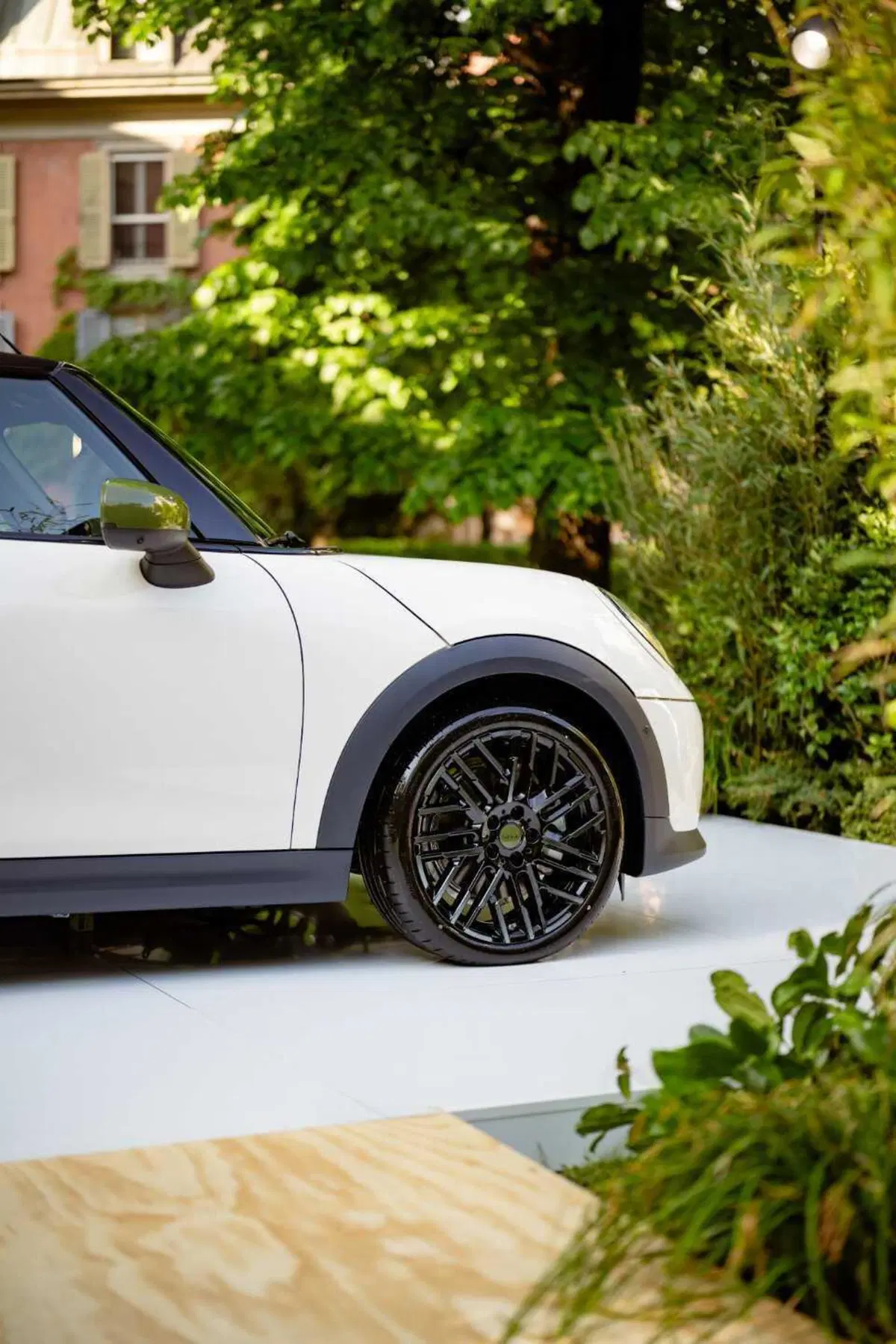 MINI Paul Smith Edition debutta al Salone del Mobile 2026: viaggio sensoriale a Palazzo Borromeo d'Adda (9)