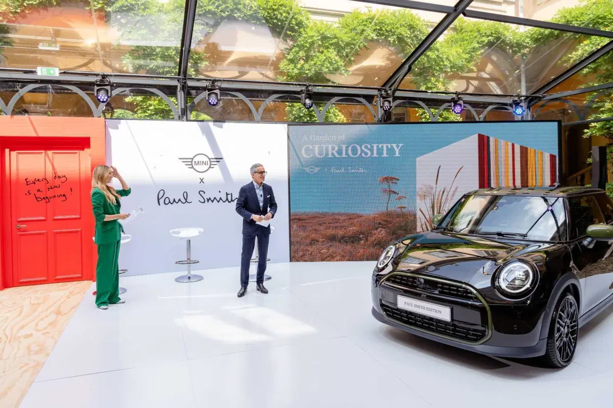 MINI Paul Smith Edition debutta al Salone del Mobile 2026: viaggio sensoriale a Palazzo Borromeo d'Adda (16)