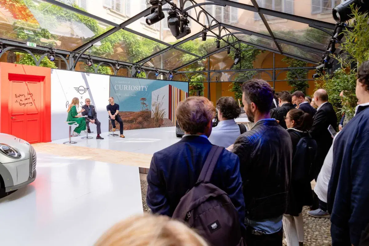 MINI Paul Smith Edition debutta al Salone del Mobile 2026: viaggio sensoriale a Palazzo Borromeo d'Adda (23)