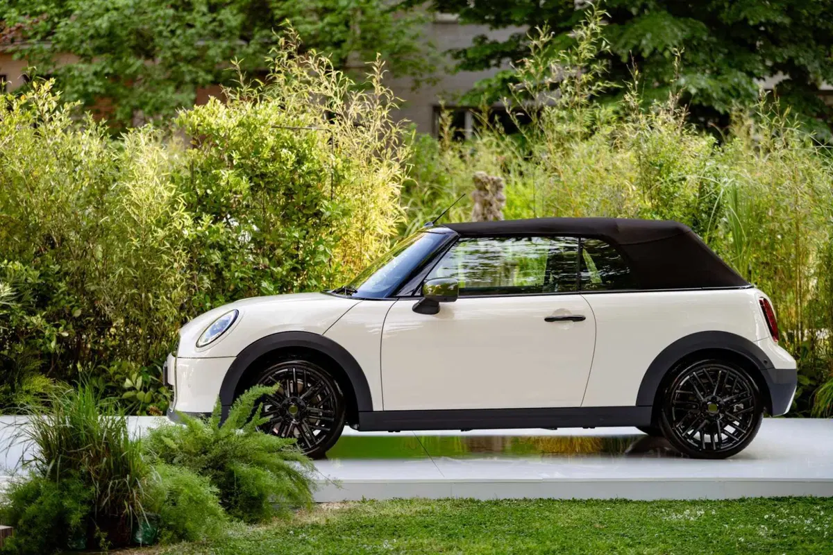 MINI Paul Smith Edition debutta al Salone del Mobile 2026: viaggio sensoriale a Palazzo Borromeo d'Adda (35)