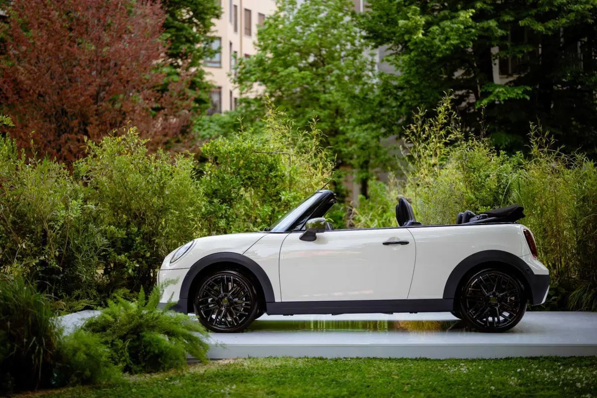 MINI Paul Smith Edition debutta al Salone del Mobile 2026: viaggio sensoriale a Palazzo Borromeo d'Adda (48)
