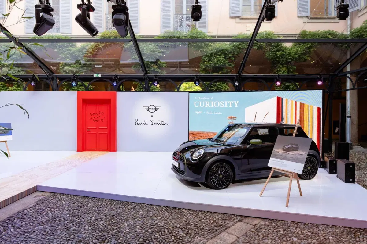 MINI Paul Smith Edition debutta al Salone del Mobile 2026: viaggio sensoriale a Palazzo Borromeo d'Adda (57)