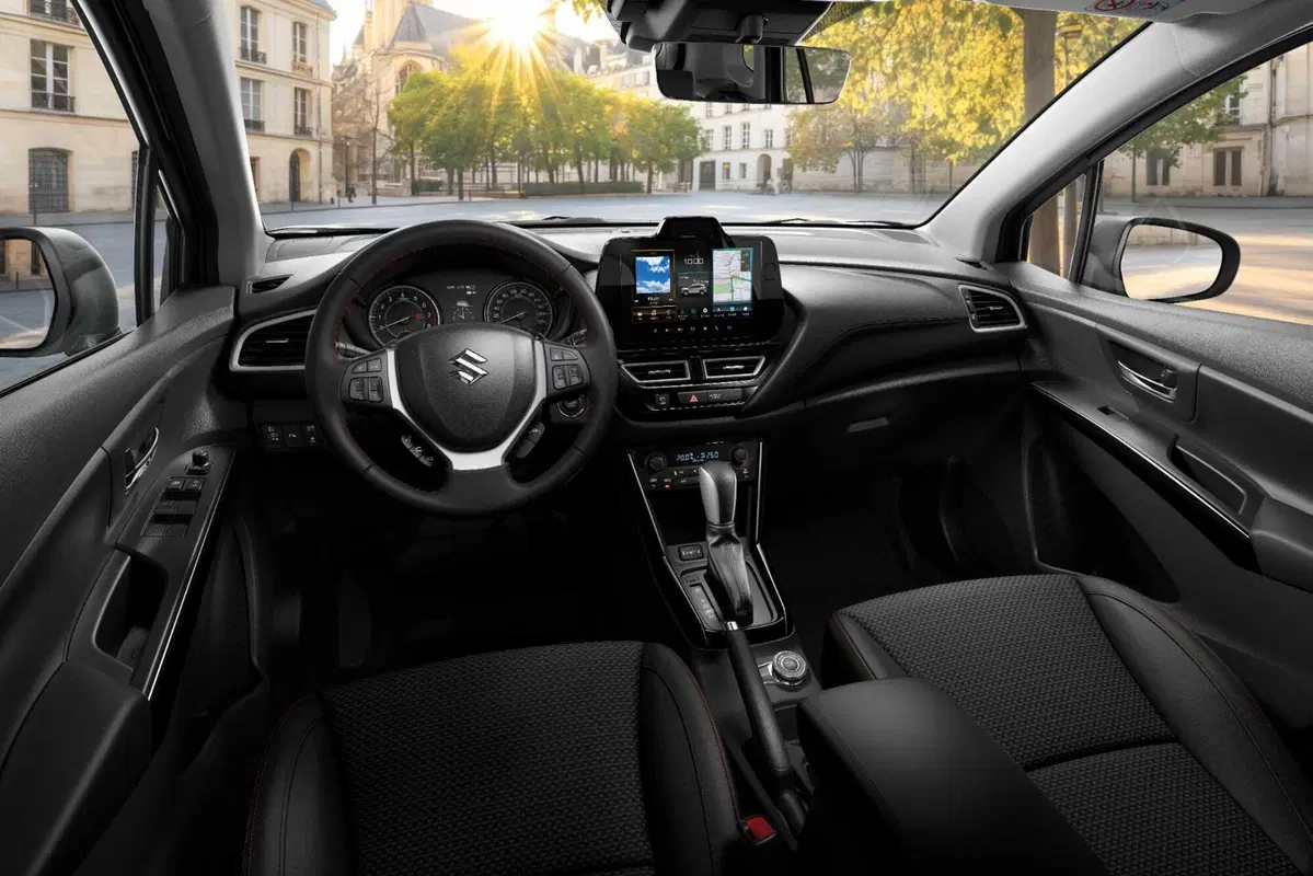 Suzuki KURO, il nero diventa manifesto: Vitara e S-Cross Hybrid cambiano pelle e partono da 25.850 euro (4)