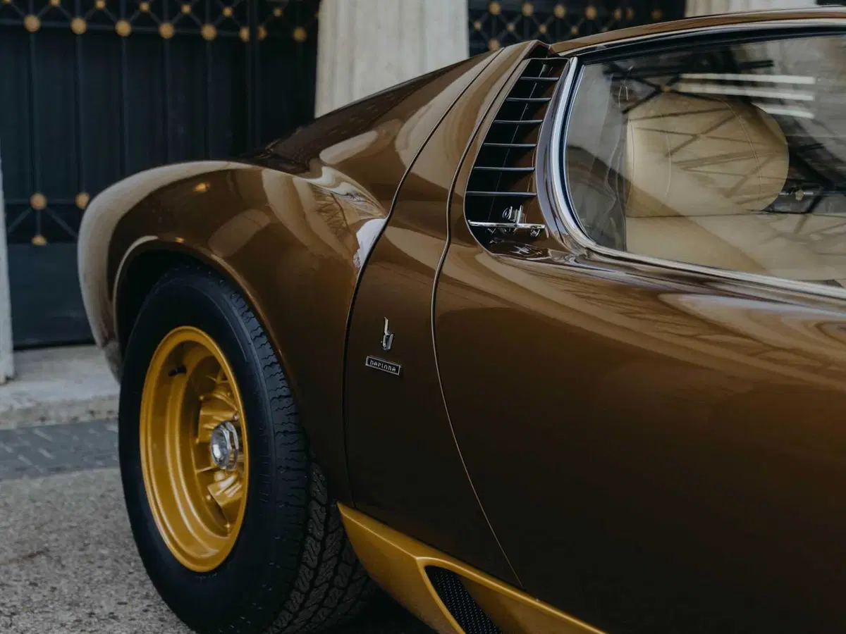 Tre anni per un colore che nessuno avrebbe osato: la Miura SV rinasce e lascia senza fiato (30)