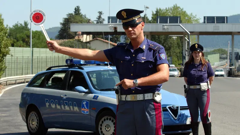 "Non sai chi sono io, togli la divisa": la Cassazione assolve l'automobilista fermato dalla polizia