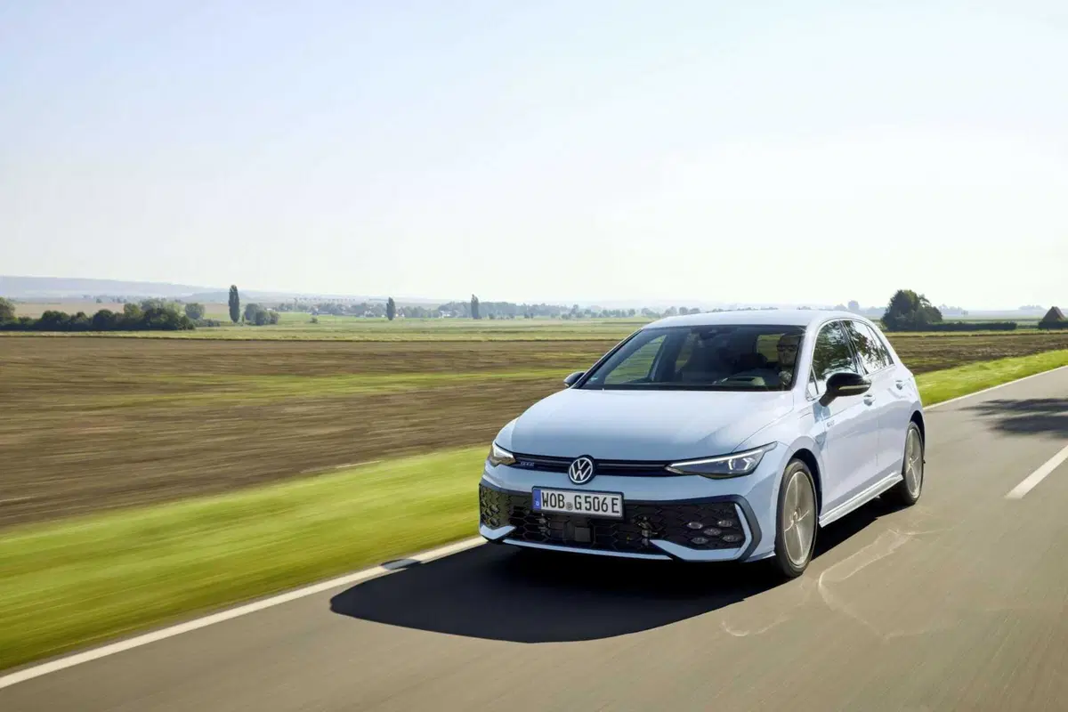 Volkswagen Golf e T-Roc full hybrid: due motori elettrici e un 1.5 TSI per dire addio ai cavi di ric