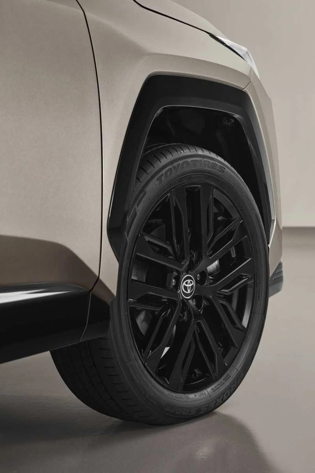 Toyota RAV4 2026: la nuova generazione ibrida arriva in Italia con 100 km di autonomia elettrica. Ordini aperti! (3)