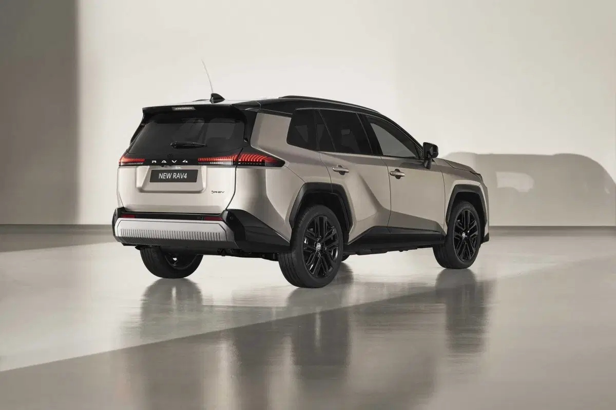 Toyota RAV4 2026: la nuova generazione ibrida arriva in Italia con 100 km di autonomia elettrica. Ordini aperti! (21)